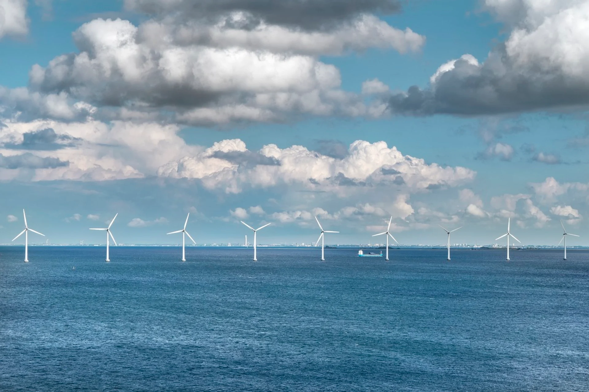 Le plus grand parc éolien en mer commence à fournir de l’électricité