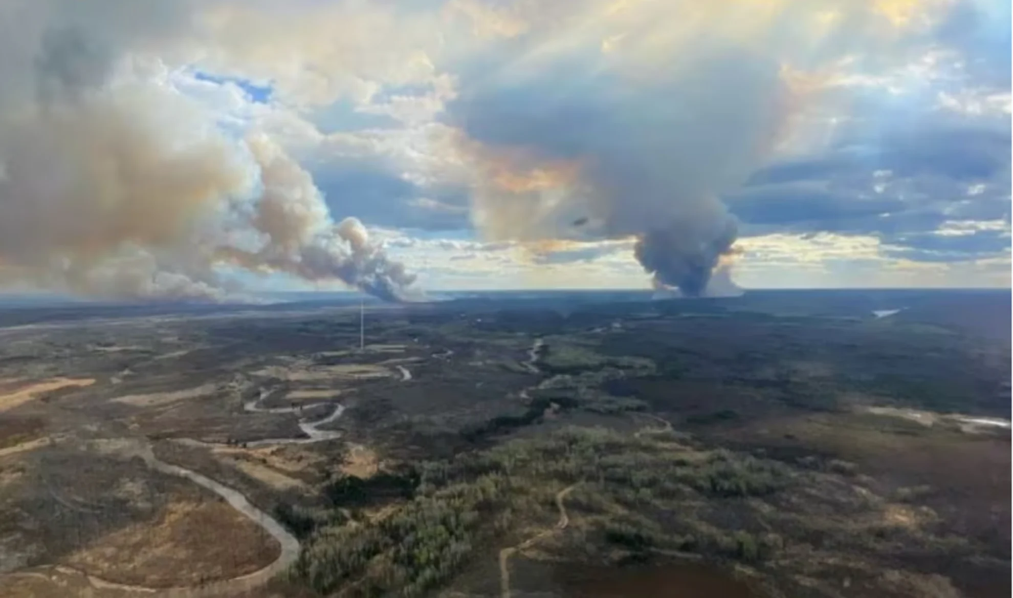 The wildfire threatening Fort McMurray grew rapidly on Monday, fueled by shifting winds - Alberta Wildfire