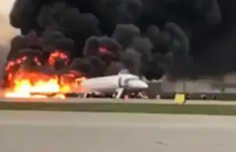 Plus de 40 morts après un incendie dans un avion en Russie 