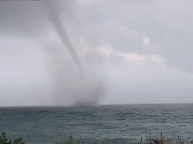 À voir : une trombe marine frappe l'Italie de plein fouet