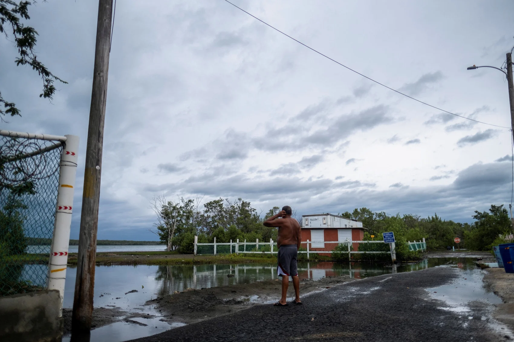 A man surveys his water front neighbourhood as Hurricane Fiona and its heavy rains approaches in Guayanilla, Puerto Rico September 18, 2022. (REUTERS/Ricardo Arduengo)