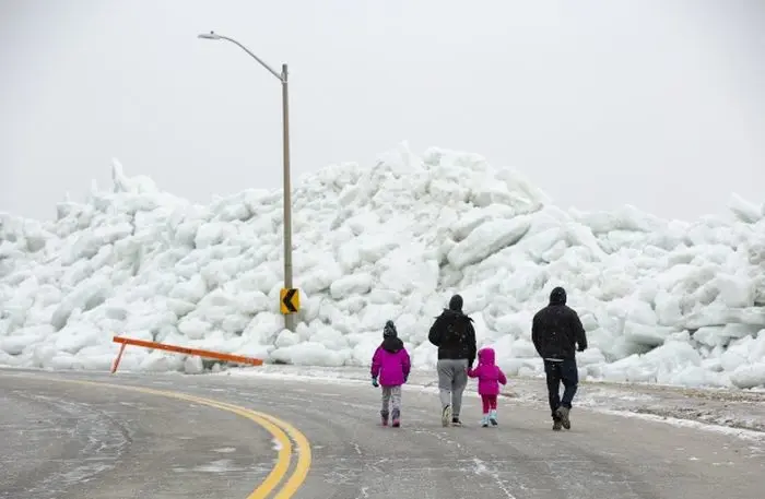 Mountains of ice draw gawkers to Fort Erie, Ont.