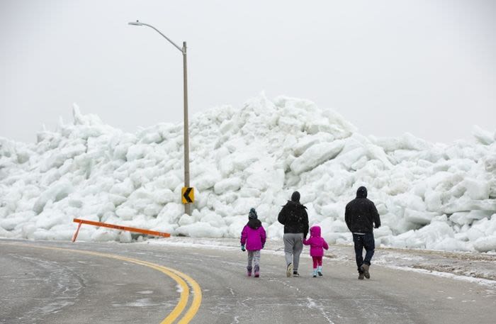Mountains of ice draw gawkers to Fort Erie, Ont.