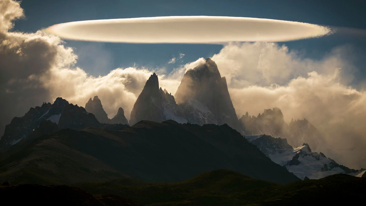 Amazing UFO-like cloud hovers over jagged peaks of Patagonia