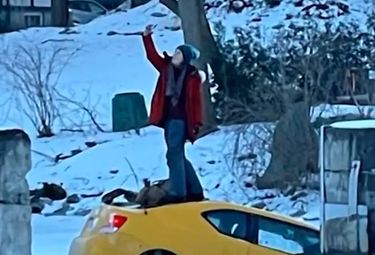 Woman takes selfie as her car sinks into the Rideau River