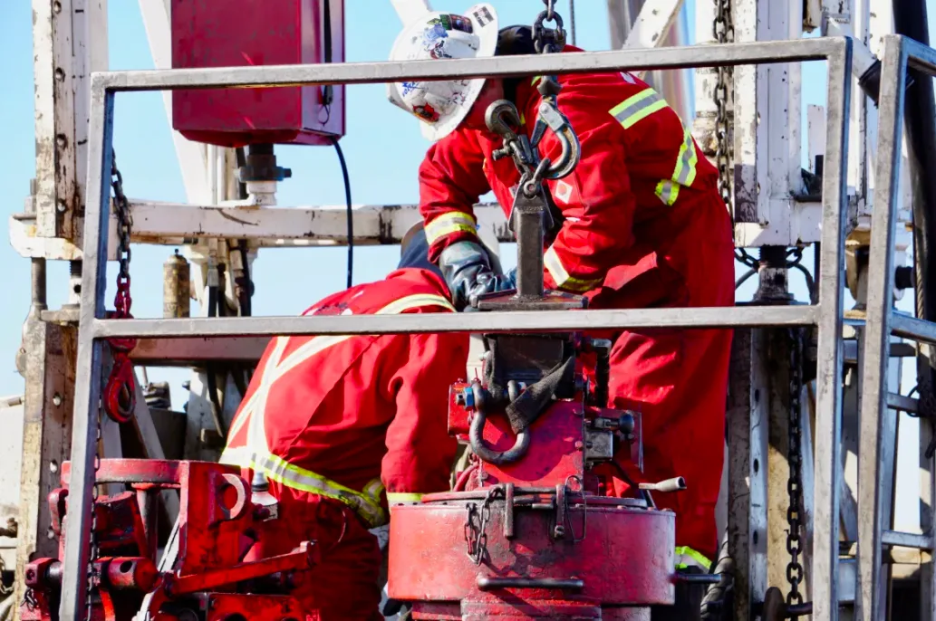 Workers perform maintenance on an oil rig in Alberta. (Kyle Bakx/CBC)