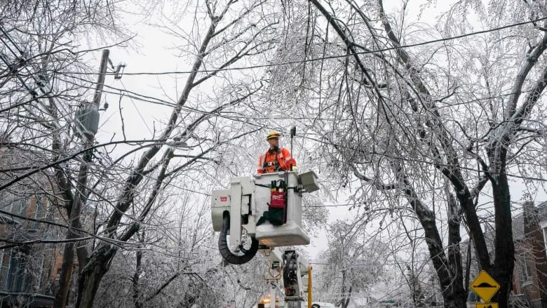 1 dead, hundreds of thousands still without power after Quebec ice storm