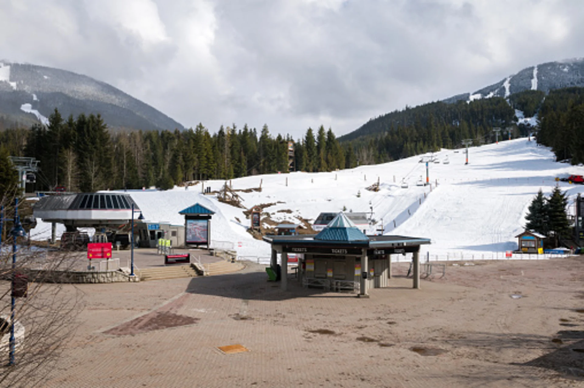 New study uncovers a bleak financial outlook for Canada's ski industry, suggesting a staggering loss of $5 billion in past 20 years