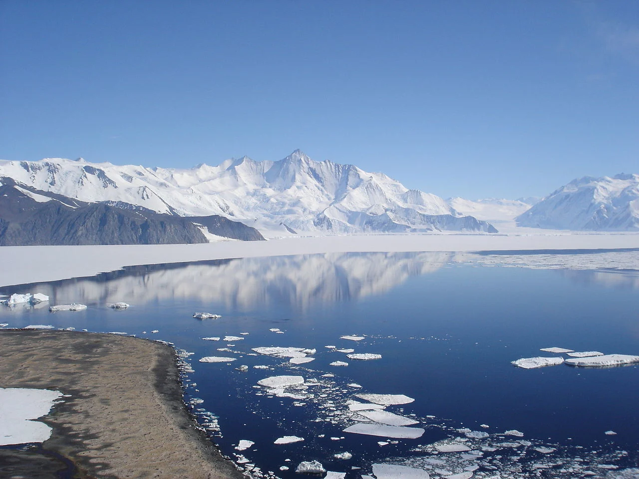  Des micro-organismes anciens enfouis sous un km de glace