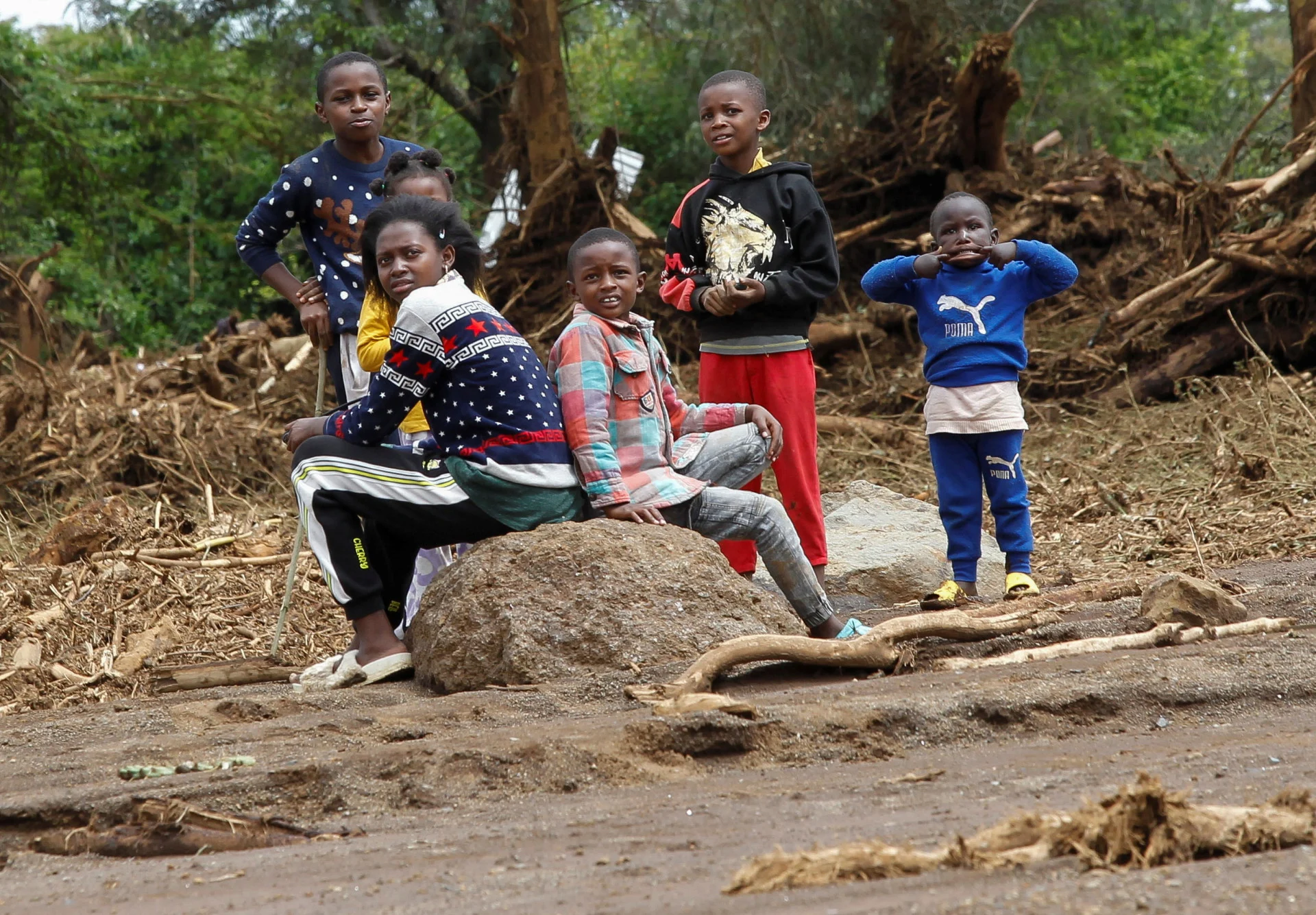 Reuters: Children watch as members of the Kenya Defence Forces (KFD) search for the bodies of missing people after flash floods wiped out several homes following heavy rains in Kamuchiri village of Mai Mahiu, Nakuru County, Kenya May 1, 2024. REUTERS/Monicah Mwangi