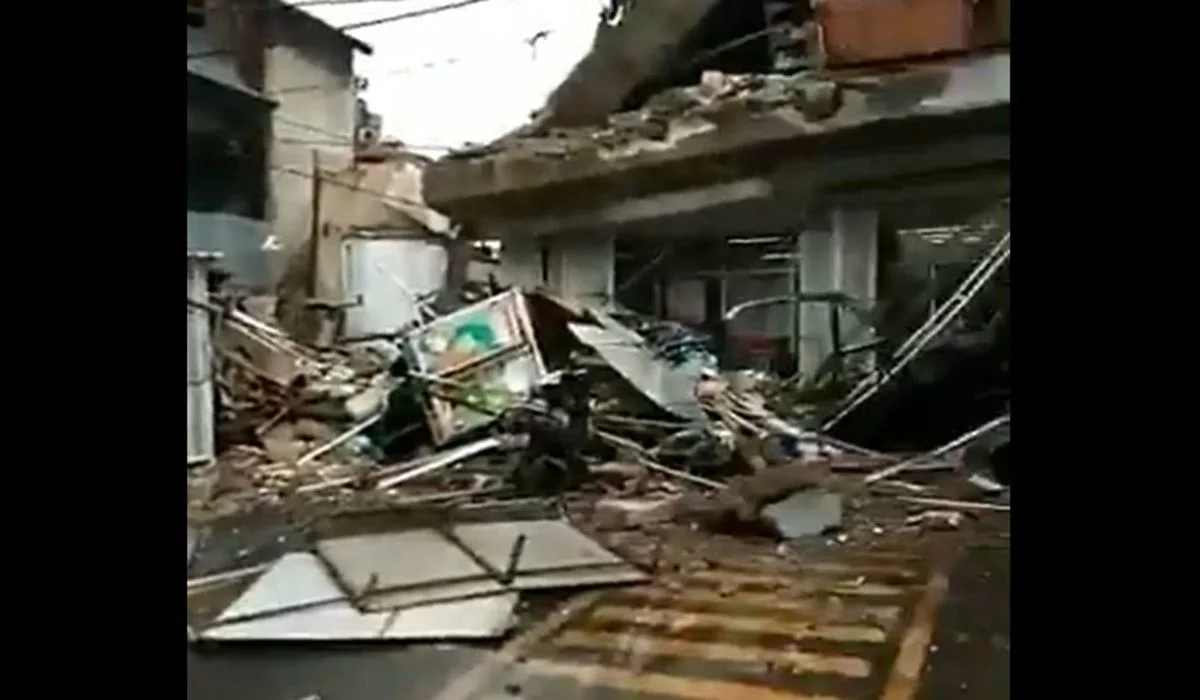 Inondations : un bâtiment s’effondre en Indonésie