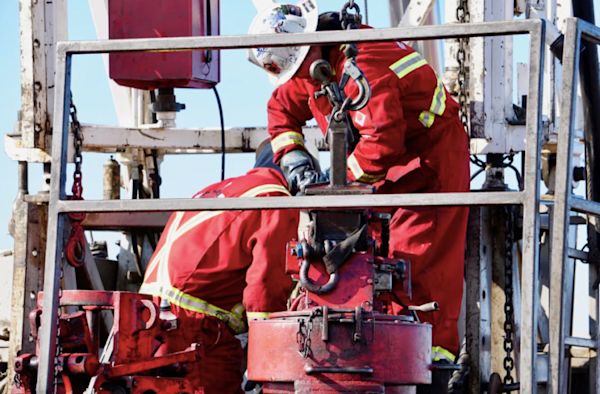 Workers perform maintenance on an oil rig in Alberta. (Kyle Bakx / CBC)