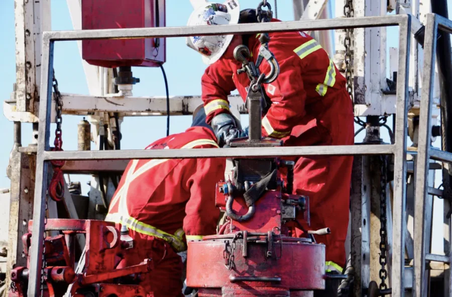 Workers perform maintenance on an oil rig in Alberta. (Kyle Bakx/CBC)