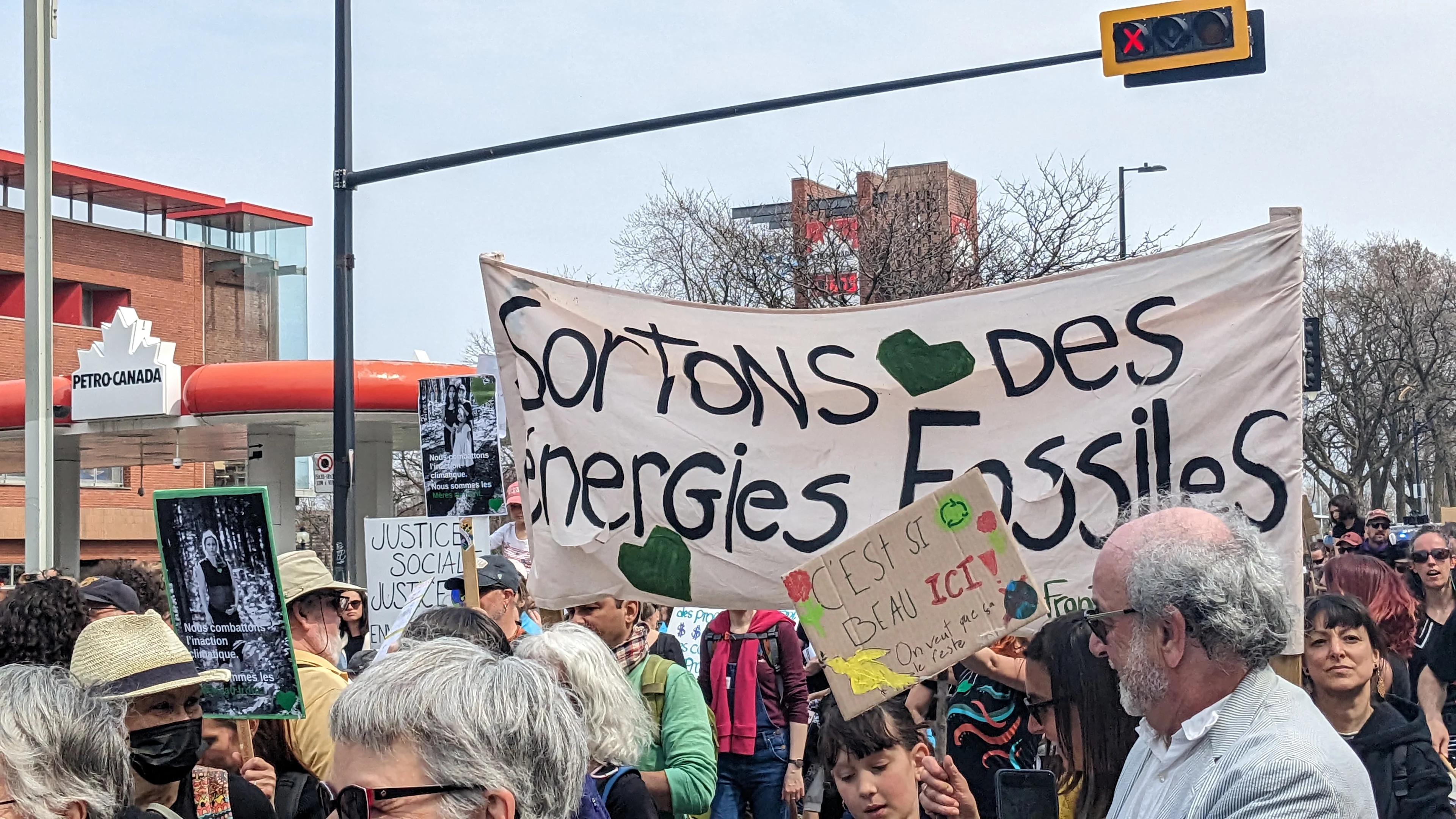 Mères au front : bercer d'un bras et brandir l'autre