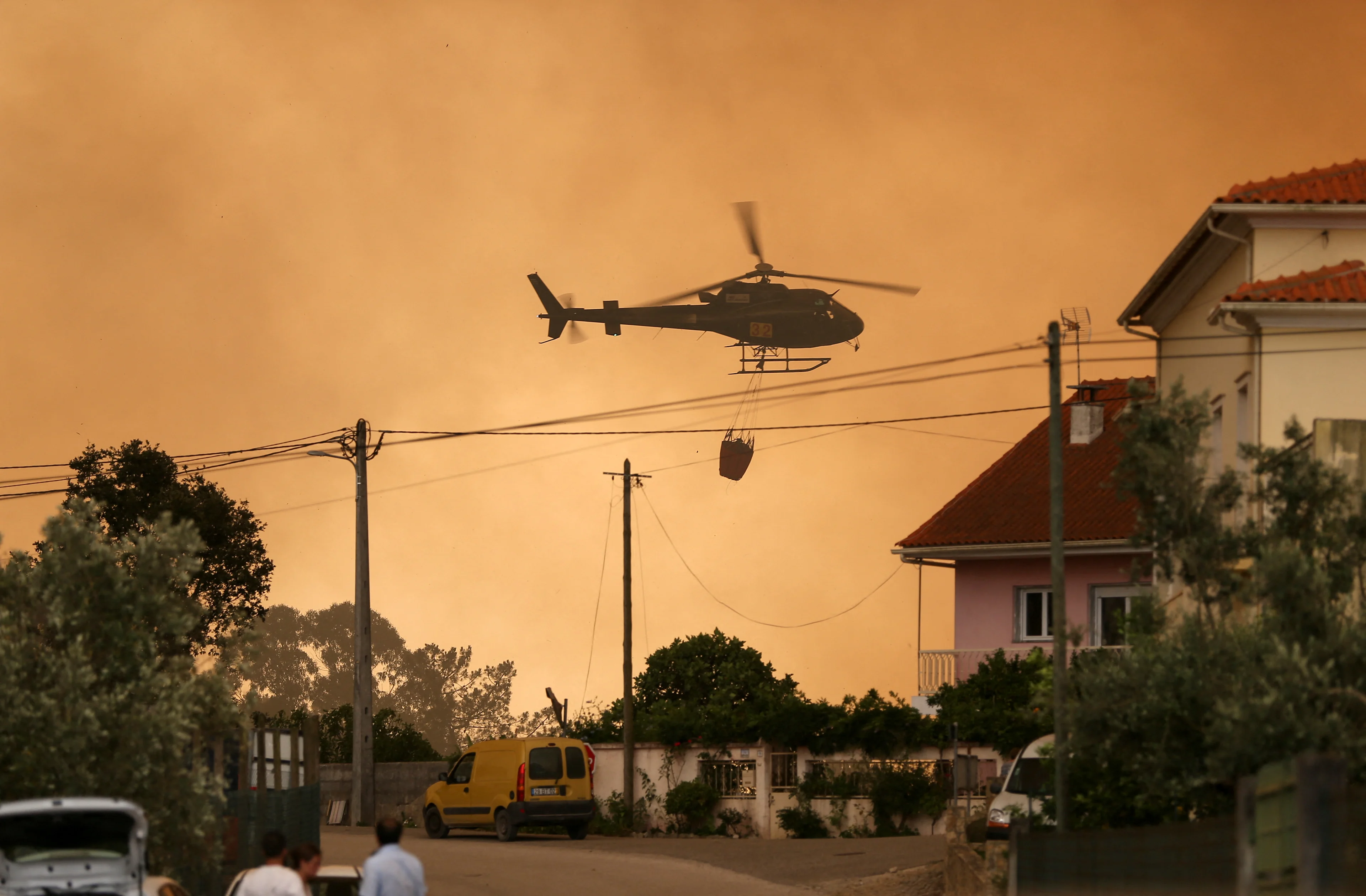 Reuters: A fire fighting helicopter works to contain a wildfire in Leiria, Portugal July 13, 2022. REUTERS/Rodrigo Antunes