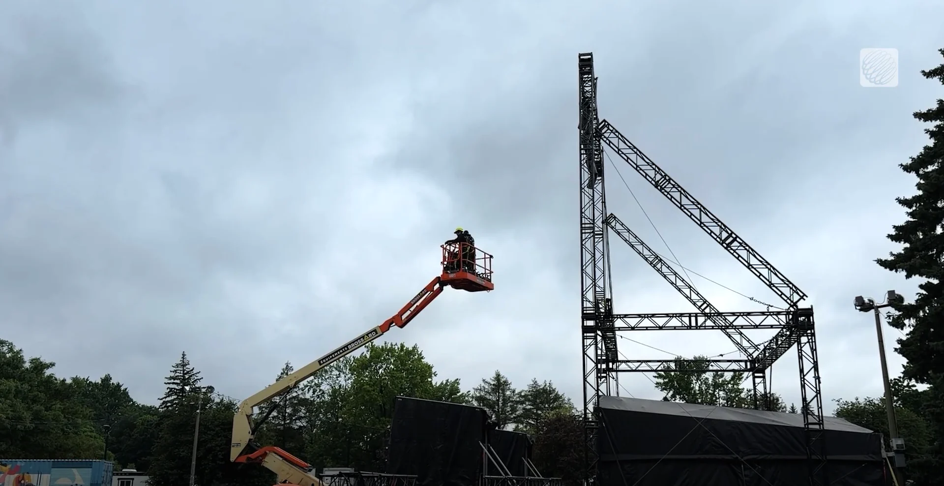 grue nuage gris