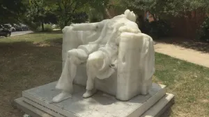 La chaleur fait fondre la statue d'un ancien président