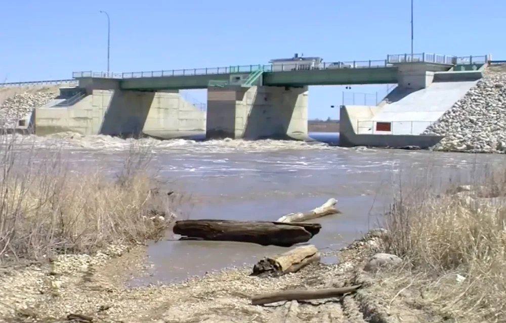 Red River begins cresting in southern Manitoba flood zone