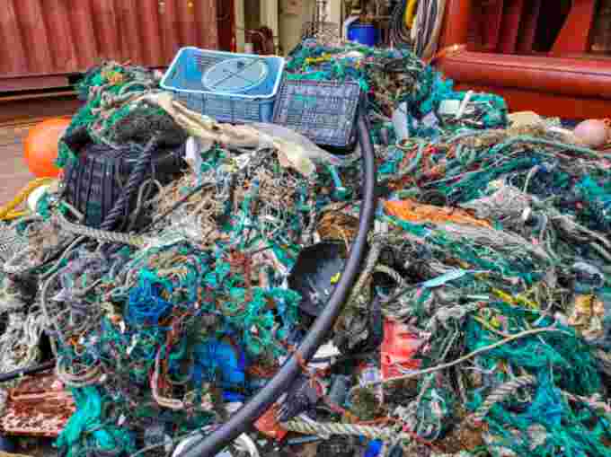 Plastic extraction from System 002, The Ocean Cleanup’s ocean system cleaning the Great Pacific Garbage Patch. Many crates and buoys originating from fishing activities can be seen in the catch. (The Ocean Cleanup)