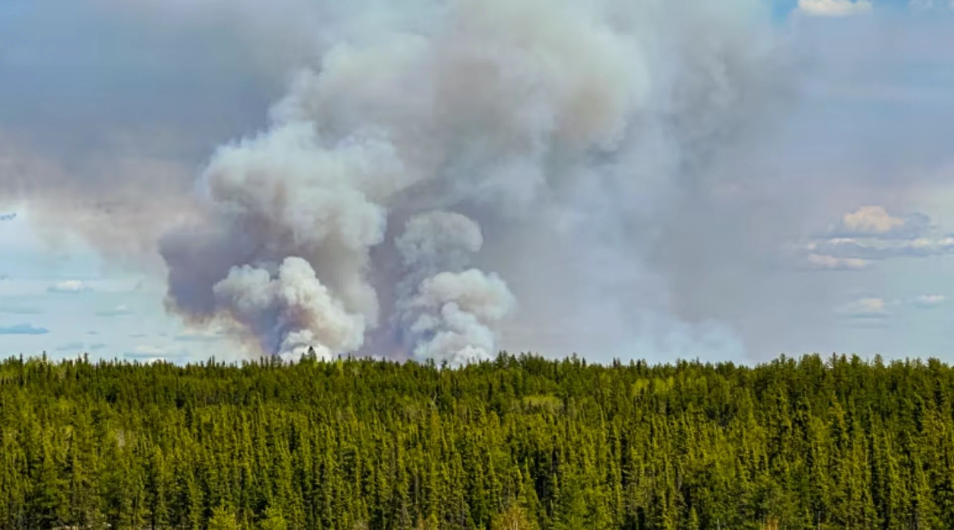 Cranberry Portage residents evacuate, parts of Hwy 10 close as wildfire burns