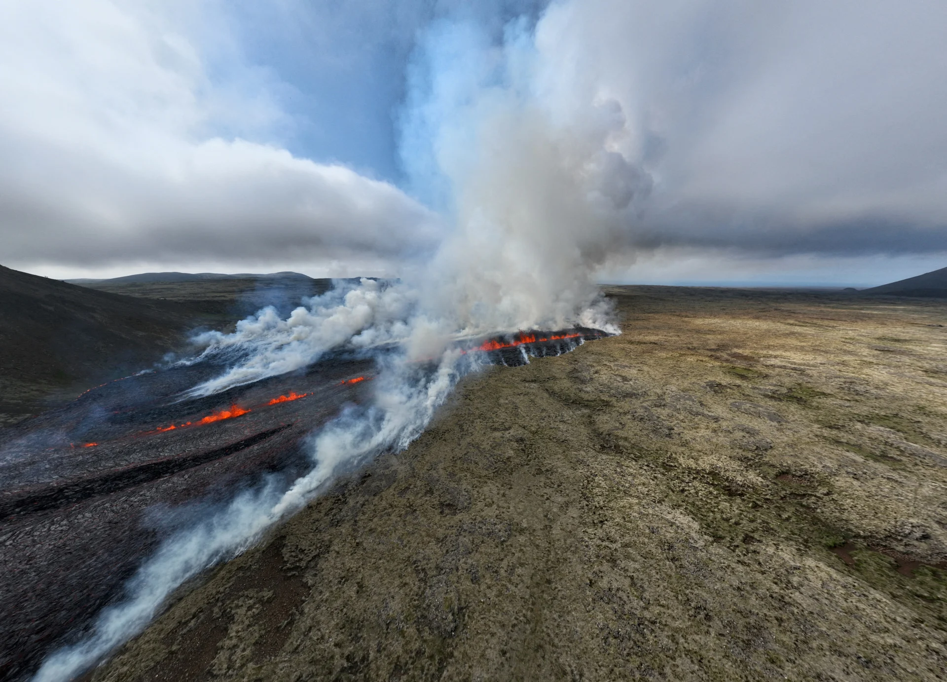 Reuters: Dym kłębi się i wybucha lawa po erupcji wulkanu na półwyspie Reykjanes, w pobliżu stolicy Reykjavíku, w południowo-zachodniej Islandii, 10 lipca 2023 r., na tym zdjęciu uzyskanym z mediów społecznościowych.  Jurgen Merz — artysta zajmujący się fotografią lodową/przez Reuters