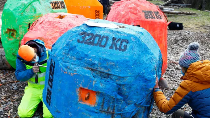 Des rochers de trois tonnes jetés pour étudier les éboulements 