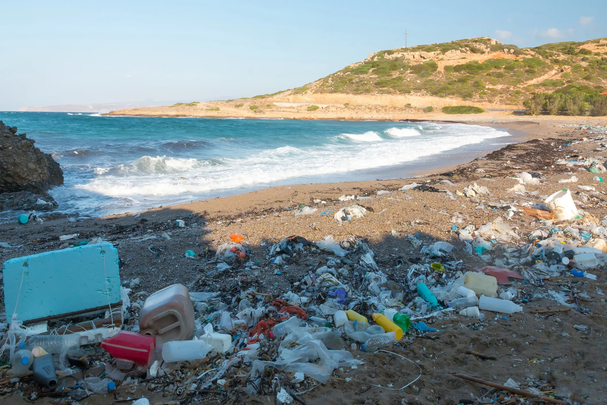 ocean plastic pollution in greece (Nick Brundle Photography. Moment. Getty Images)