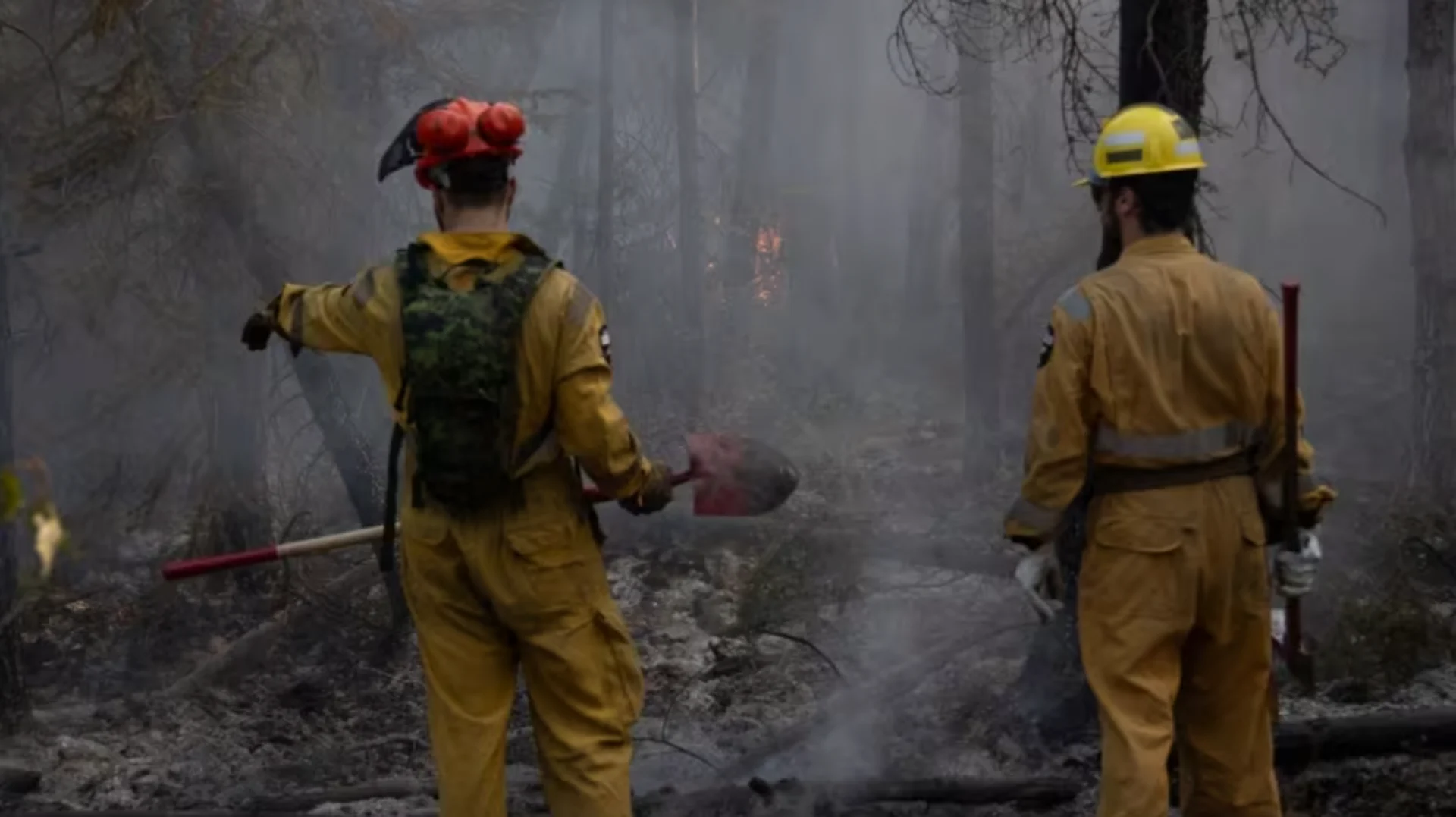 CBC: A member of B Company, 2nd Battalion, Royal 22e Régiment, conducts Type III firefighting operations in the vicinity of Hay River, N.W.T., in support of Operation LENTUS on Aug. 22. (Corporal Jonathan King/Canadian Armed Forces)