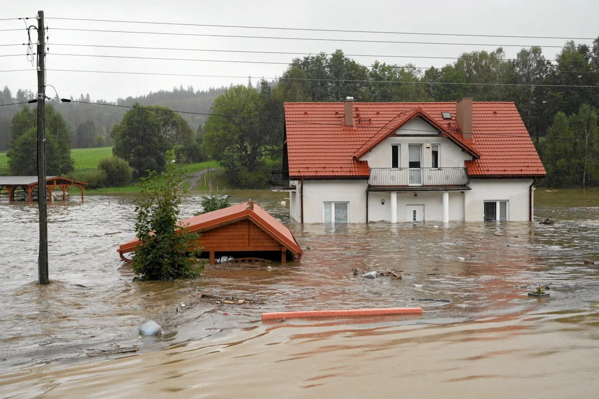 (REUTERS) Flooded house in Poland