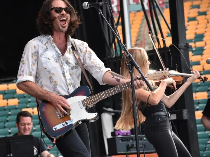 CBC - Dustin Bentall opens Fire Aid at Edmonton-s Commonwealth Stadium - Terry Reith
