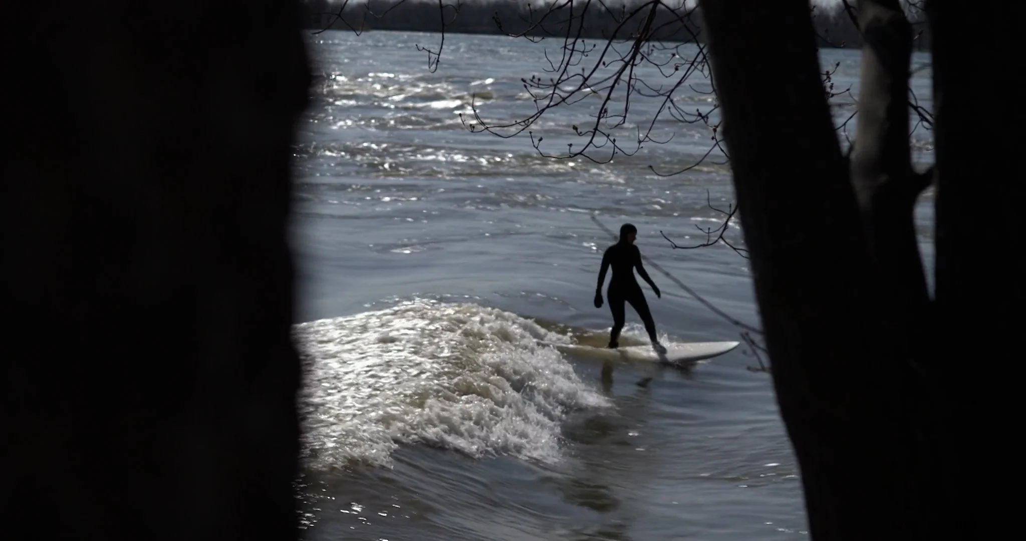 Surf de rivière : dompter les vagues au fil des saisons
