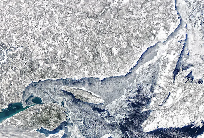 Des tourbillons de glace hypnotisant en Gaspésie