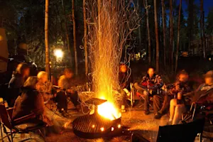 Feu de camp : voici le guide du parfait campeur.