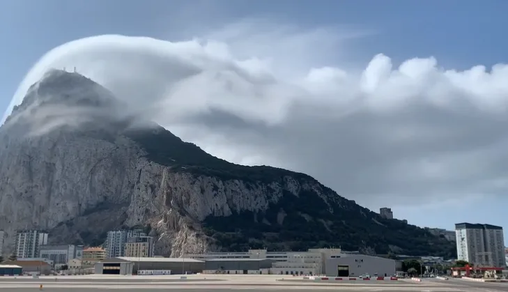 Watch incredible 'Levanter Cloud' roll over the Rock of Gibraltar