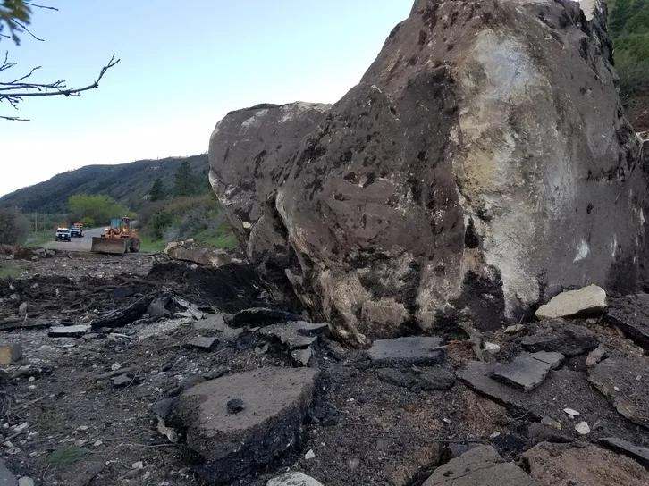  Des rochers de la taille d’une maison détruisent une route