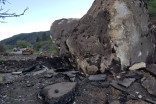  Des rochers de la taille d’une maison détruisent une route