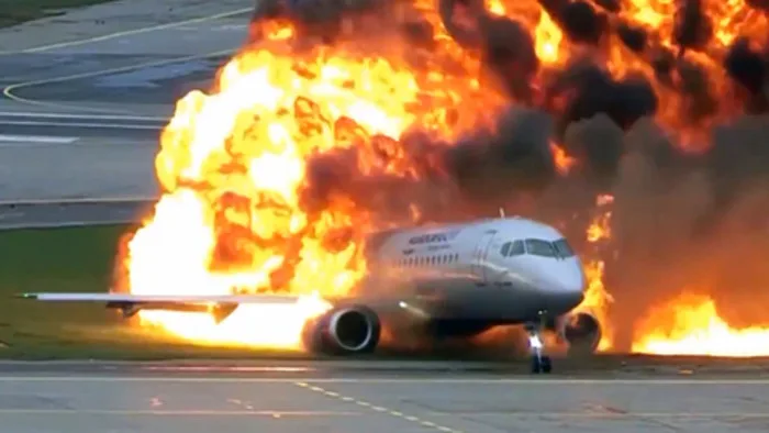 Un avion frappé par la foudre prend feu
