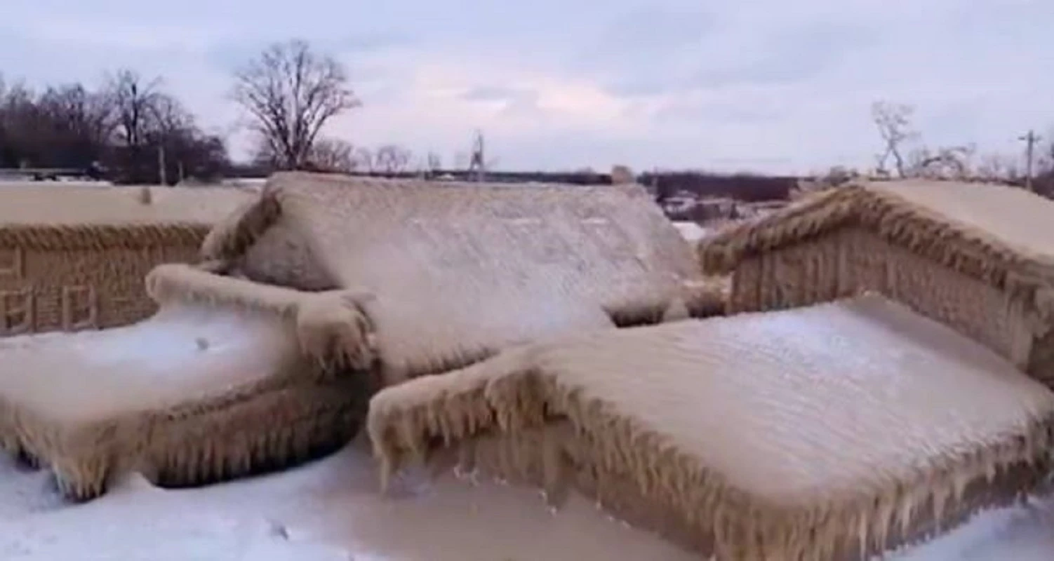 Lake Erie homes completely encased in ice in upstate New York