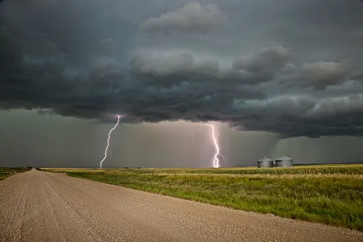 Risk for severe storms rises on the Prairies, heat may break records