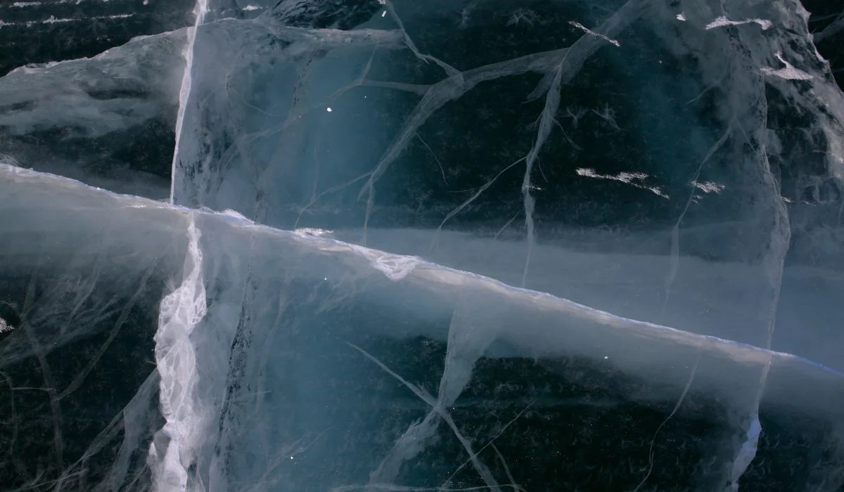 Qu'est-ce qui rend la glace VRAIMENT glissante ?