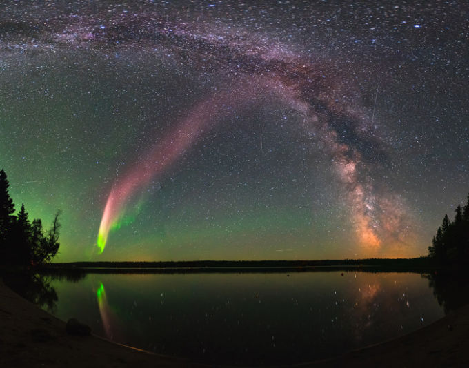 Une lumière STEVE captée au lac Childs, au Manitoba. Crédit NASA's Goddard Space Flight CenterKrista Trinder