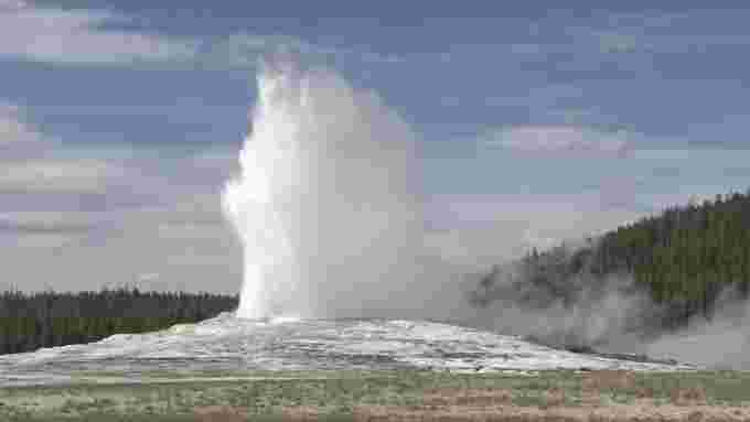 Yellowstone geyser/Videoblocks