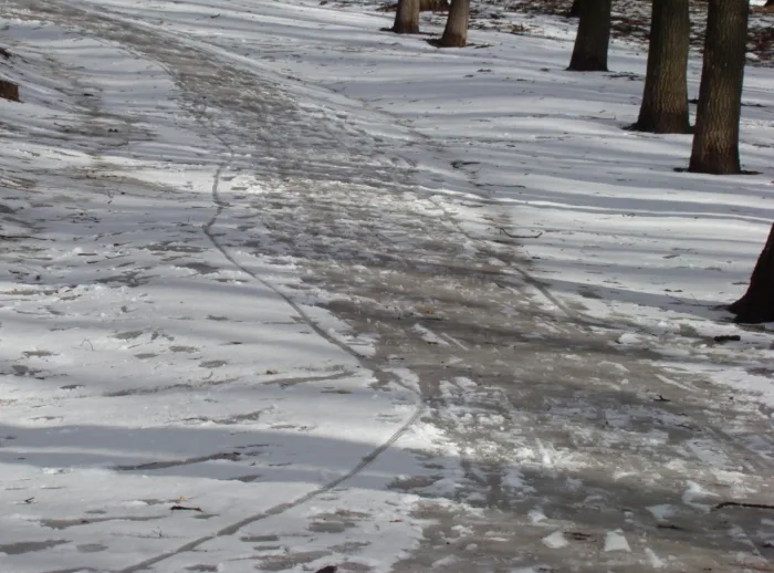 Routes glacées et de nombreux avertissements de neige dans la province