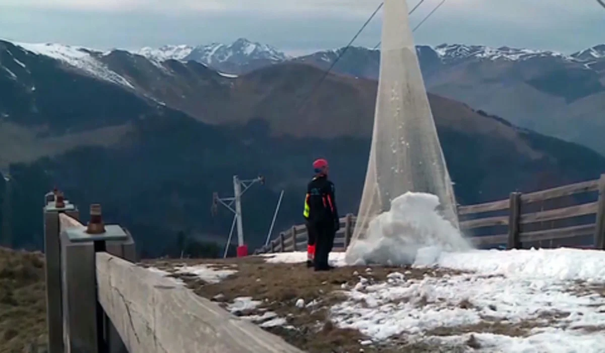 Une station de ski se fait livrer de la neige par hélicoptère