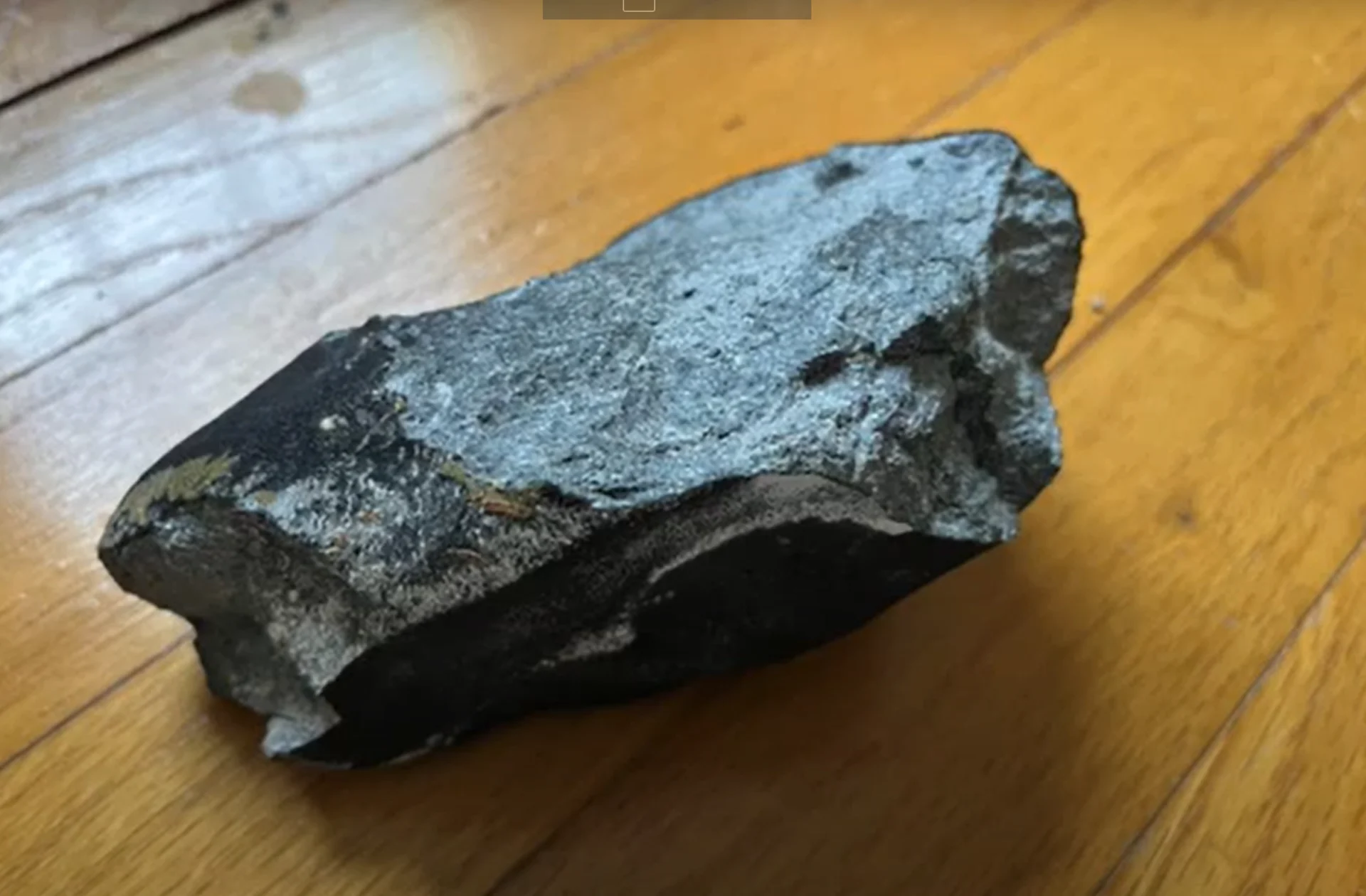 Une météorite termine sa course dans sa chambre à coucher