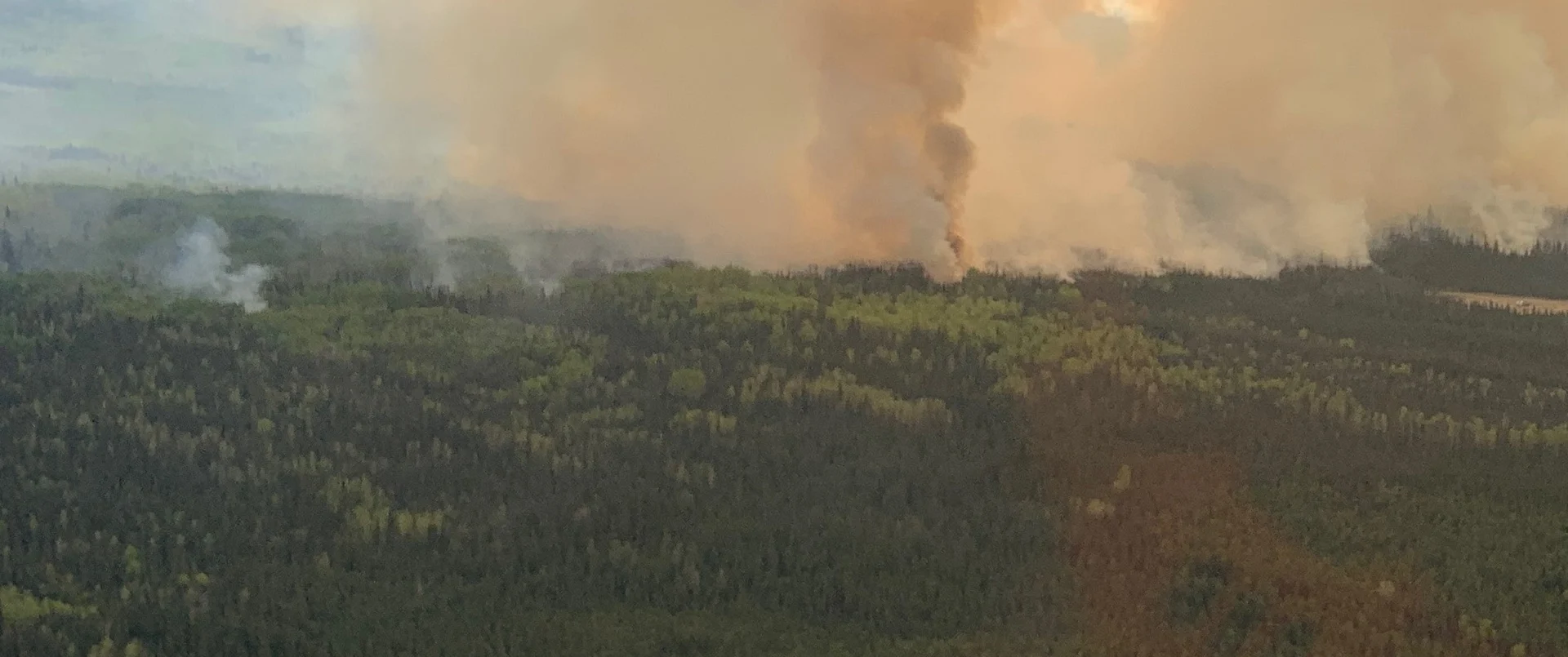 Pilot dead after helicopter fighting wildfire crashes in northwestern Alberta