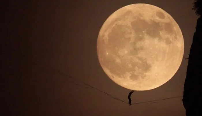 Spectaculaire : un homme soulève la Lune !