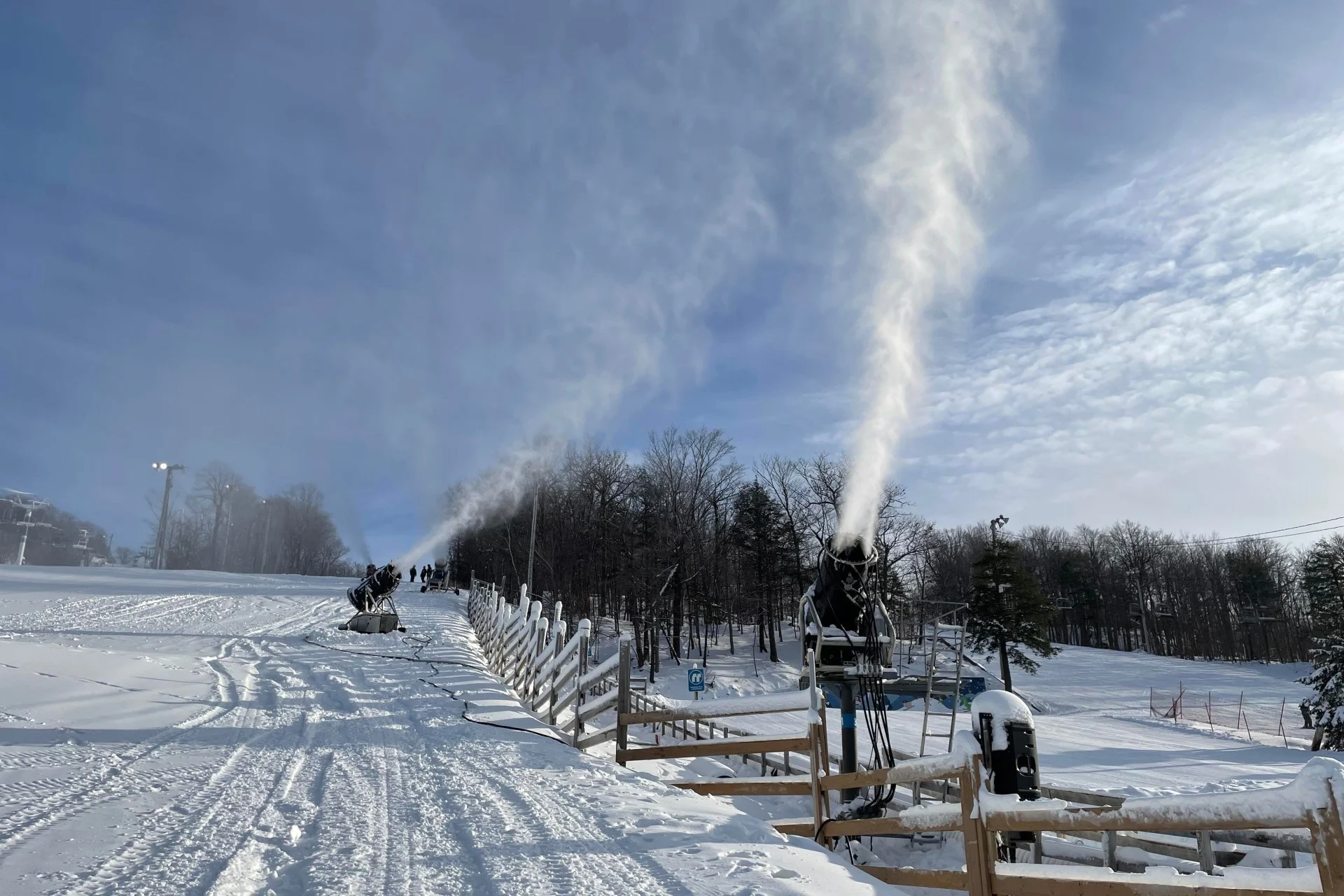 La neige fabriquée, essentielle aux stations de ski québécoises