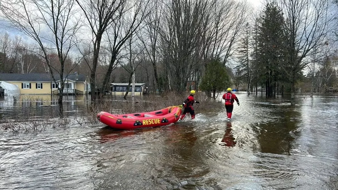 flooding/Saint-Félix-de-Valois fire service/Facebook via CBC