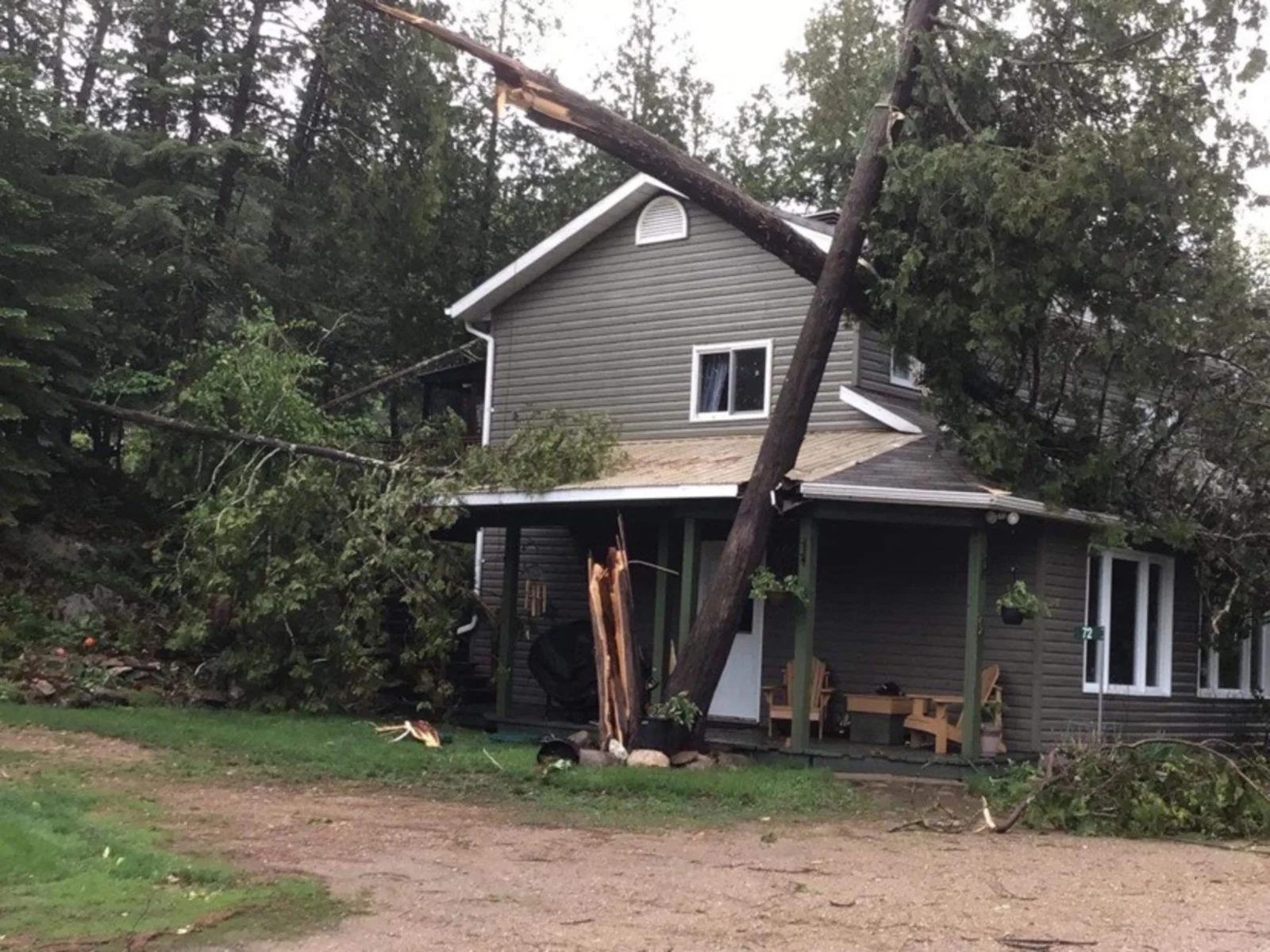 maison-arbre-tombe-orages-violents